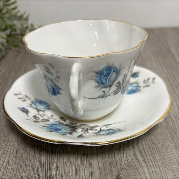 Vintage Royal Dover Bone China England Teacup & Saucer Blue Grey Roses Gold Trim - Picture 3 of 7